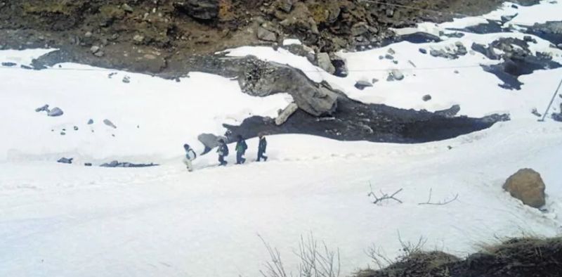 lahaul students crossing rohtang pass on foot 1