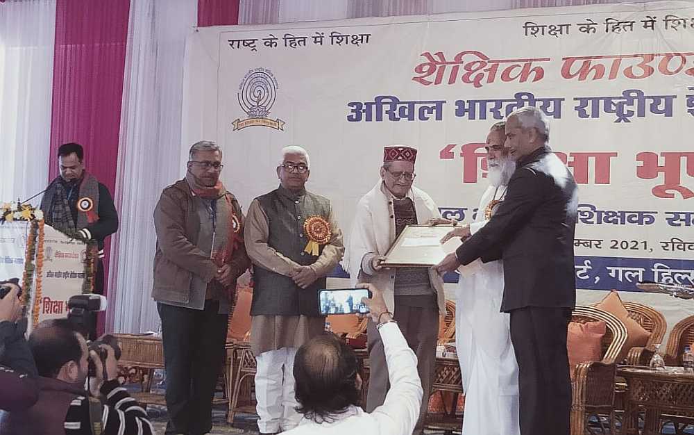 Professor Kapil Kapoor honored with Shiksha Bhushan Award