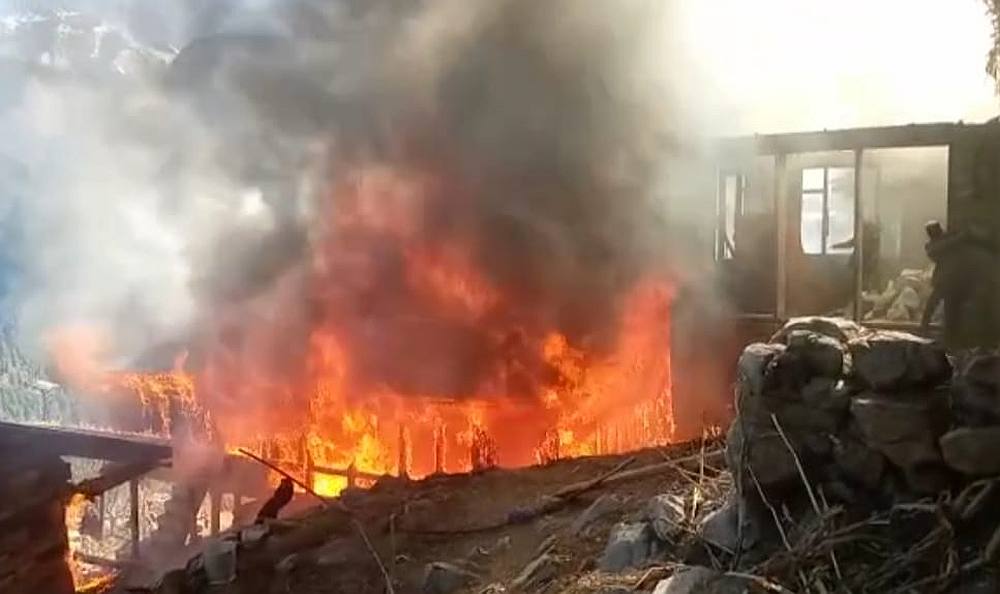 house burn in kullu 3