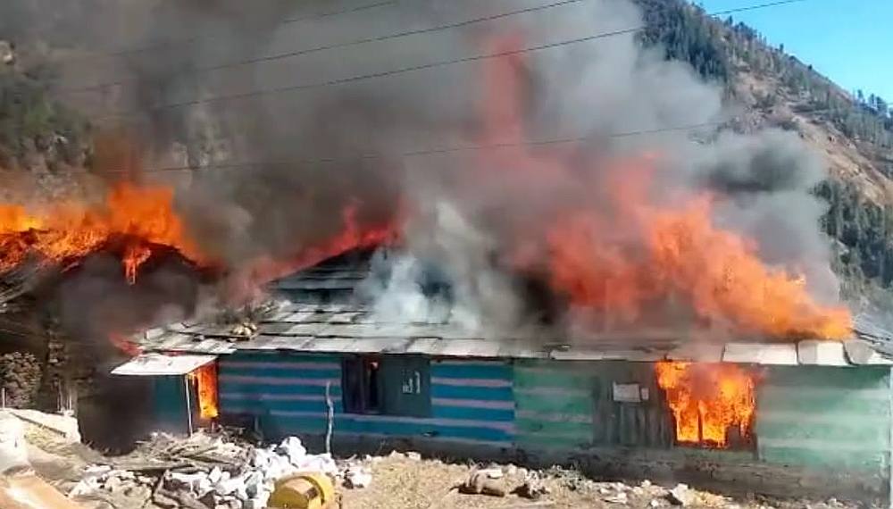 house burn in kullu 4