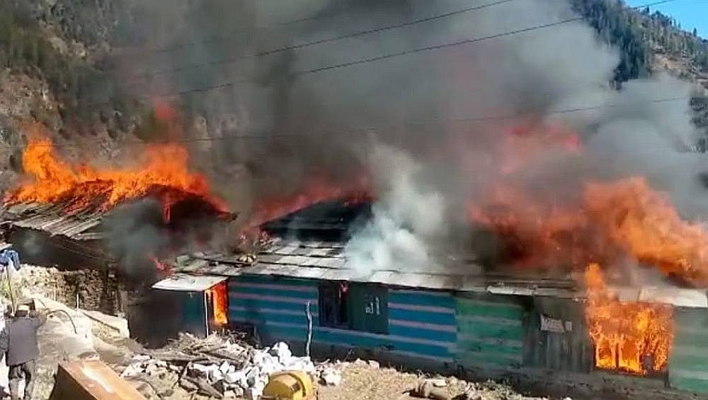house burn in kullu